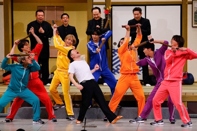 （上段左から）今別府直之、ボンざわーるど、松浦真也、千葉公平（下段左から）神山智洋、重岡大毅、中間淳太、藤井流星、桐山照史、濱田崇裕、小瀧望（中央）吉田裕（C）カンテレ