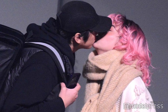 「東京輪舞」ゲネプロにてキスをする高木雄也、清水くるみ（C）モデルプレス