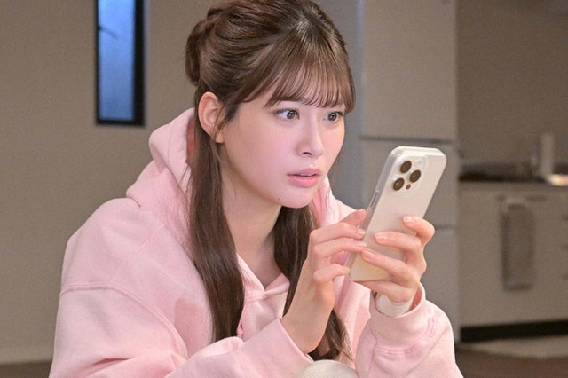 生見愛瑠「くるり～誰が私と恋をした？～」第1話より（C）TBS