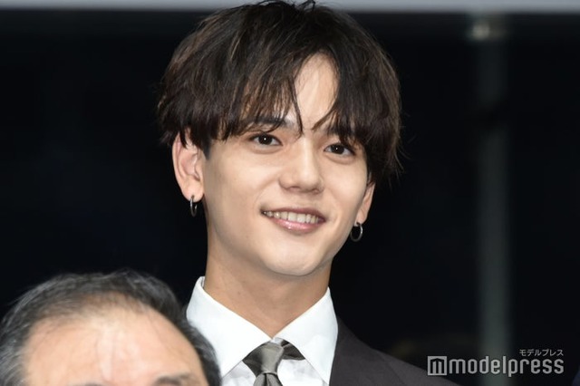 暗髪の中島颯太（C）モデルプレス