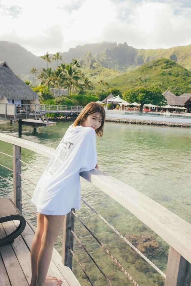 「⽇向坂46 ⾼本彩花1st 写真集」撮影：東 京祐（C）KOBUNSHA