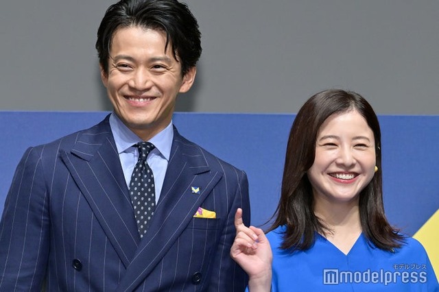 新サービス開始記念イベントに出席した小栗旬、吉高由里子（C）モデルプレス
