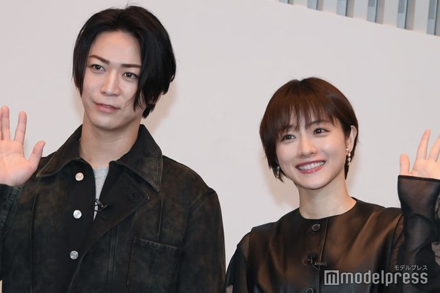 囲み取材に出席した亀梨和也、石原さとみ（C）モデルプレス