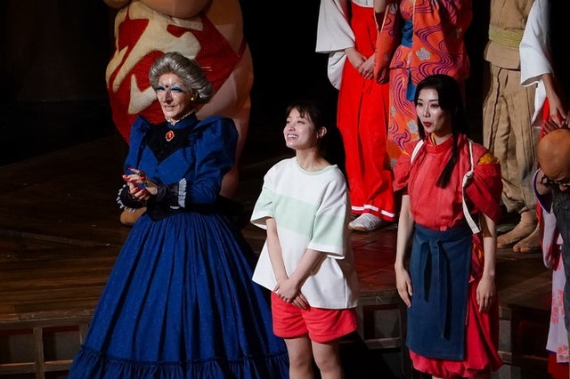 朴璐美、橋本環奈、妃海風／舞台「千と千尋の神隠し」5月7日昼の部カーテンコール（提供写真）