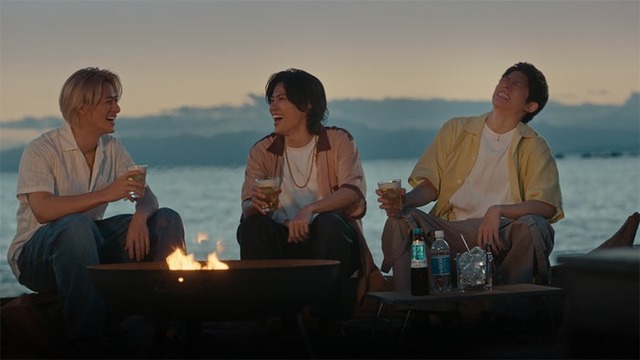 Number_i（左から）平野紫耀、神宮寺勇太、岸優太／新TVCM「なんでもありだ！カンパイだ！」篇より（提供写真）