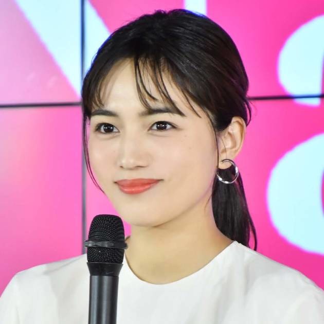 川口春奈、美しいフェイスラインが際立つ横顔SHOTに反響「綺麗すぎる」「相変わらずべっぴん」