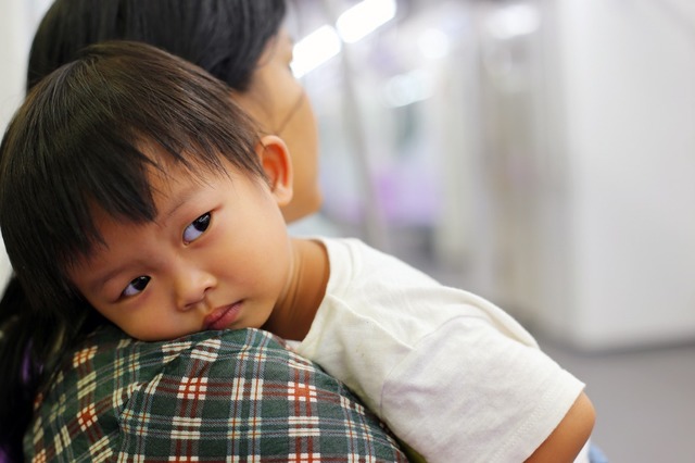 【電車で】2歳「ママ、おトイレ！」母「もうすぐ着くからね」→次の瞬間、2歳のひと言で車内爆笑！？