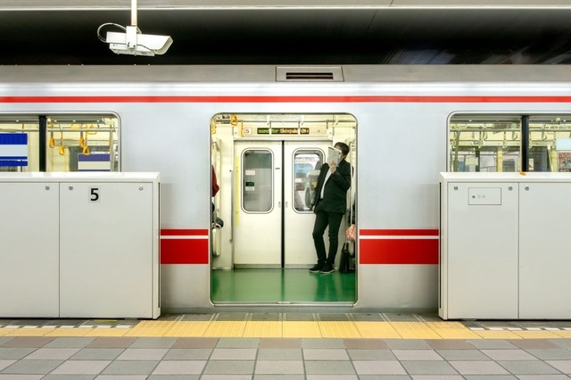 【受験当日の電車で】駅に着いてもドアが開かない！？パニックになった次の瞬間→「先頭車両まで走るよ！」ギャル風のお姉さんが！？