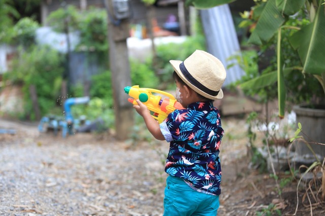 夏休みに…子どもたちが水鉄砲で遊んでいると“雷”が！？→すると、子どもの無邪気なひと言に「驚かされた」