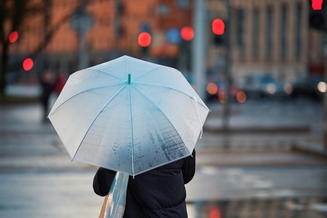 海外旅行中、突然の大雨が！？「観光が台無し」すると、現地の人が声をかけてきて…→予期せぬ展開に感動！