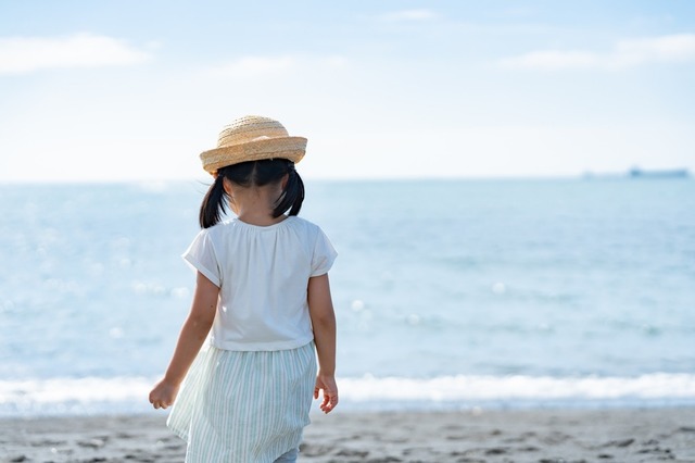 【海で】母「足だけで入ってね」娘「はーい！！」…次の瞬間、娘の”とんでもない行動”に「返事の意味は何だったのか」