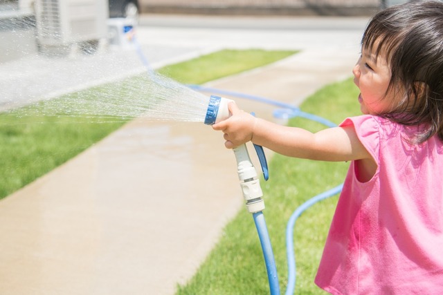 水遊び中、2歳娘の“まるでおじさん”のような発言に思わず爆笑！？「周りをよく見てる」「言葉づかいには気をつけよ」