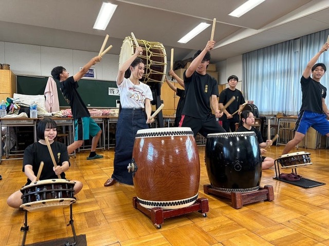 （左）土屋太鳳（C）日本テレビ