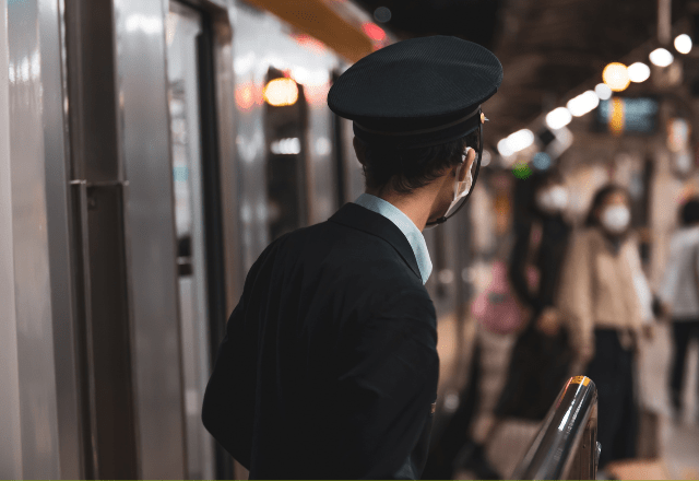 駅でさまざまな国籍の外国人が“駅員さん”に話しかけていて…→すると、駅員さんの神対応に「カッコイイ」「尊敬」