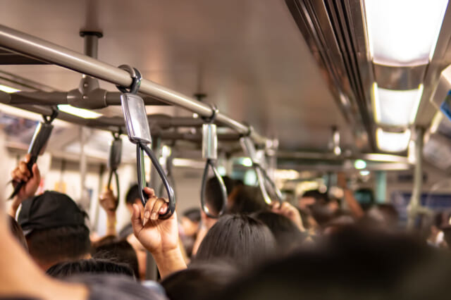 電車で…乗客「わっ！」隣に座ると叫ぶ乗客。顔を見た瞬間⇒【まさかの展開】に仰天！