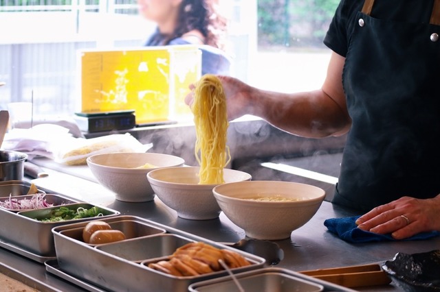 アメリカのラーメン屋で…「え？アメリカの電話番号がないと入店できない！？」困惑していると、まさかの展開に！