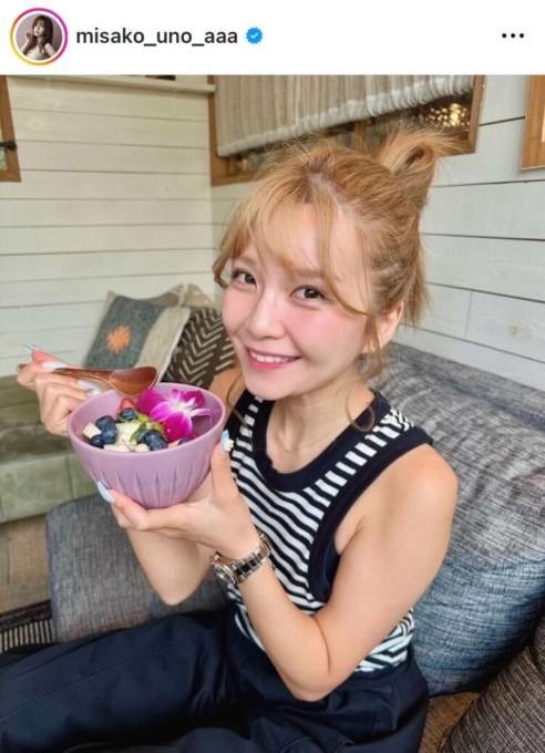 宇野実彩子、アサイーボウルを持ってにっこり！朝カフェSHOTに「可愛すぎる」「無造作な髪形が好き」