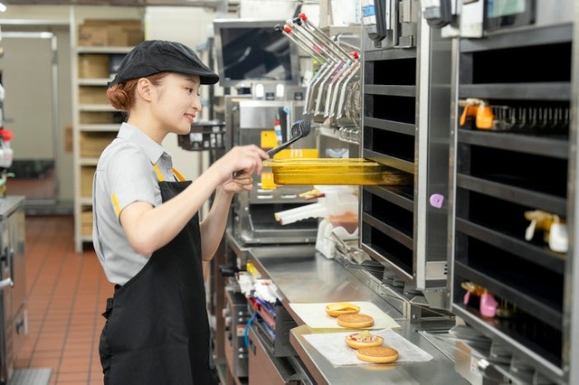 マクドナルドで働くクルー（提供写真）