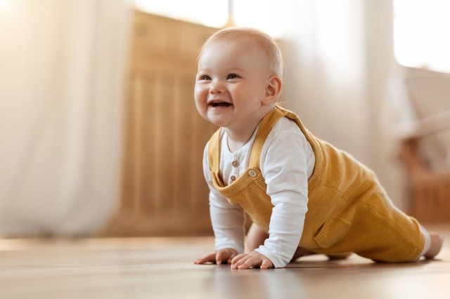 ハイハイしながら遊ぶ子ども。急におとなしくなり見てみると…→まさかの状況にニヤッとされる！？