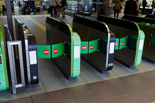 【駅で】資金と切符をなくして”半泣きの小学生”…次の瞬間、駅員が見せた”大人の優しさ”に「忘れられない」「こんな大人になりたい」