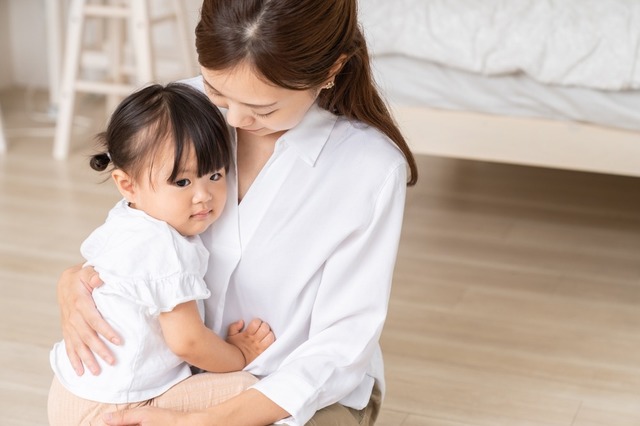 【部屋で…】”二度寝”をしたママ。起きてみると2歳の娘がいない！？⇒娘の”座り込む姿”に「まさか…」「思わず笑った」