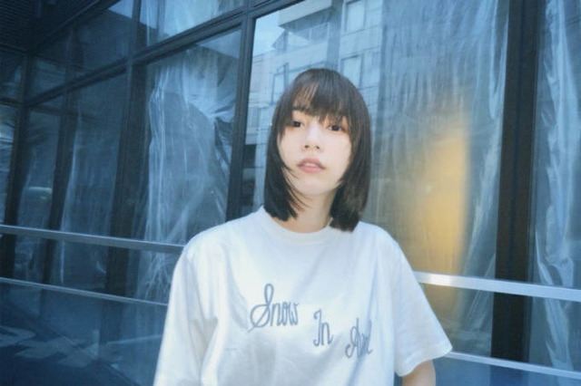 のん、白Tシャツ×デニムで爽やかに！透明感あふれるシンプルコーデの私服SHOT披露「今日は秋の風だ」