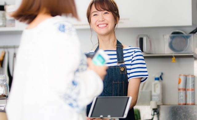 留学生と買い物へ。「プレゼントなので」と会計すると…→留学生が驚愕！？その理由に「海外では選択肢がなかった」「サービス精神」