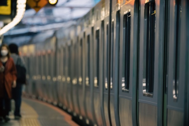 逆方向の電車に乗って“見知らぬ無人駅”に…携帯の充電は切れかけ、終電も行ってしまった！？…→大ピンチの中、見知らぬ人の優しさに救われた！