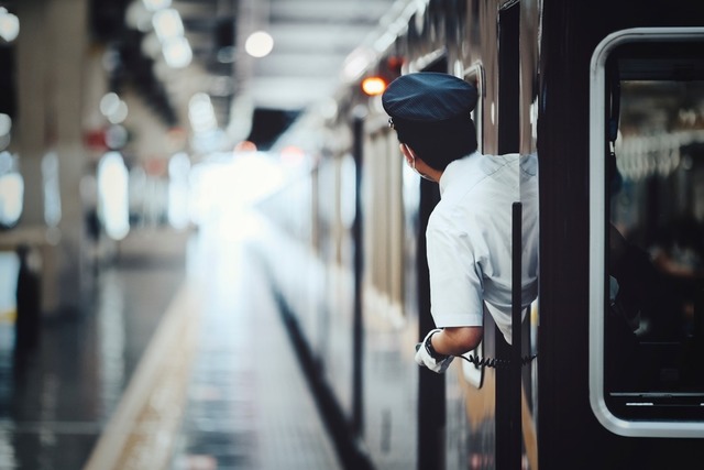 電車で2時間ほどかかる学校に通う私。雪がすごい日に駅へ向かうも…「絶望的だ」すると、出発2分前に駅員が！？