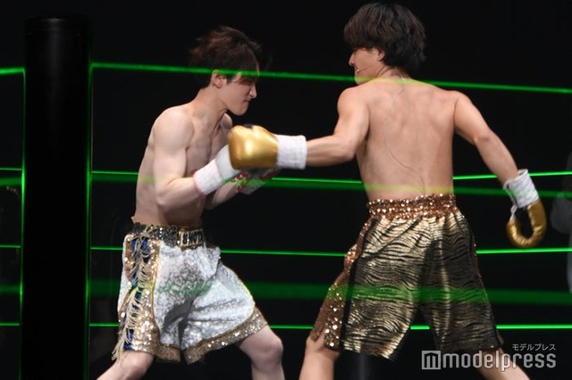 激しく闘い合う渡辺翔太、森本慎太郎／ゲネプロより（C）モデルプレス