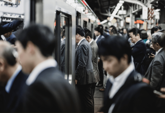 満員電車で…ホームと電車の”隙間”に挟まった！？次の瞬間⇒高校球児たちの【神対応】に感動！