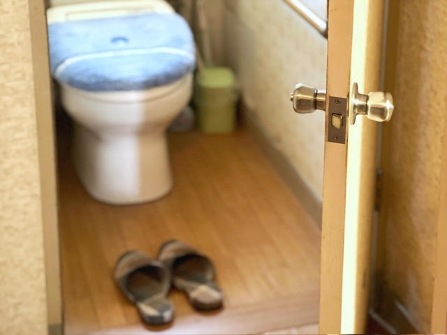 日本ではトイレ専用のスリッパを履くことがあるけれど…→海外のお客さんがよくするミスに「びっくり」