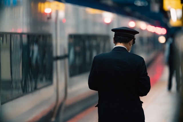 テスト前日、電車で単語帳を落としてしまった！？慌てて駅に向かうと…→駅員から予想外な声かけに「心が温かくなった」