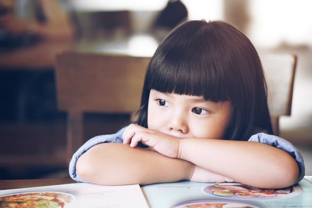 お料理中…焼き鮭の匂いにつられた長女。ふと横を見た瞬間、我が子の行動に「幸せそう」