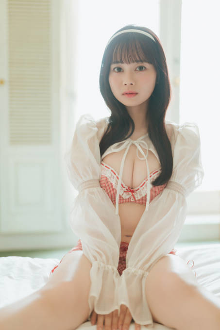 #ババババンビ近藤沙瑛子、ふっくら美バスト際立つガーリー衣装姿にドキッ！こだわりのスタイリングで魅せる