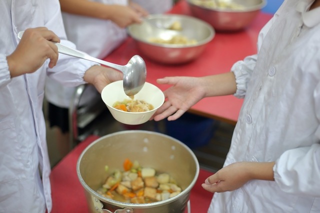 給食の配膳が終わった瞬間…→外国人の英語の先生が驚いたことに『当たり前だと思ってた』