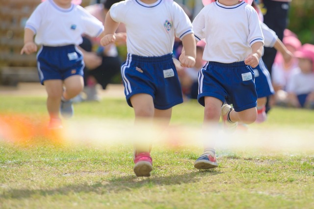 【初めての運動会で】1歳6ヶ月の我が子が…「頭にタオル巻いてる！？」どや顔の我が子の行動に拍手喝采