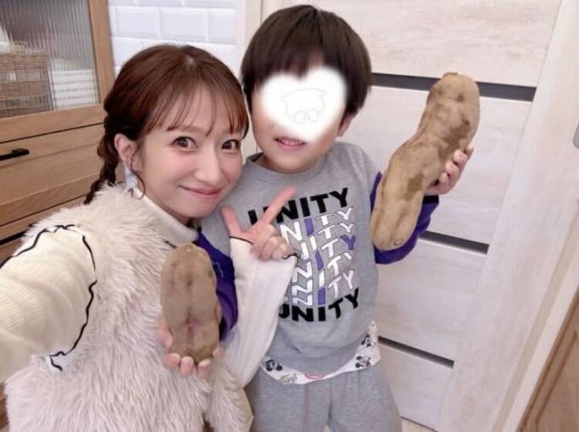 辻希美、5歳三男が芋堀りへ！笑顔でパシャリ「めっちゃ立派なお芋」「楽しかったみたい」