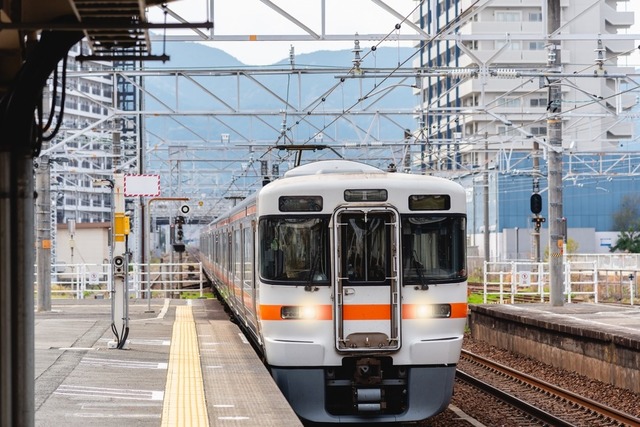 シーンと静まった電車内。すると女の子「今日も…」突然の発言に親赤面！？