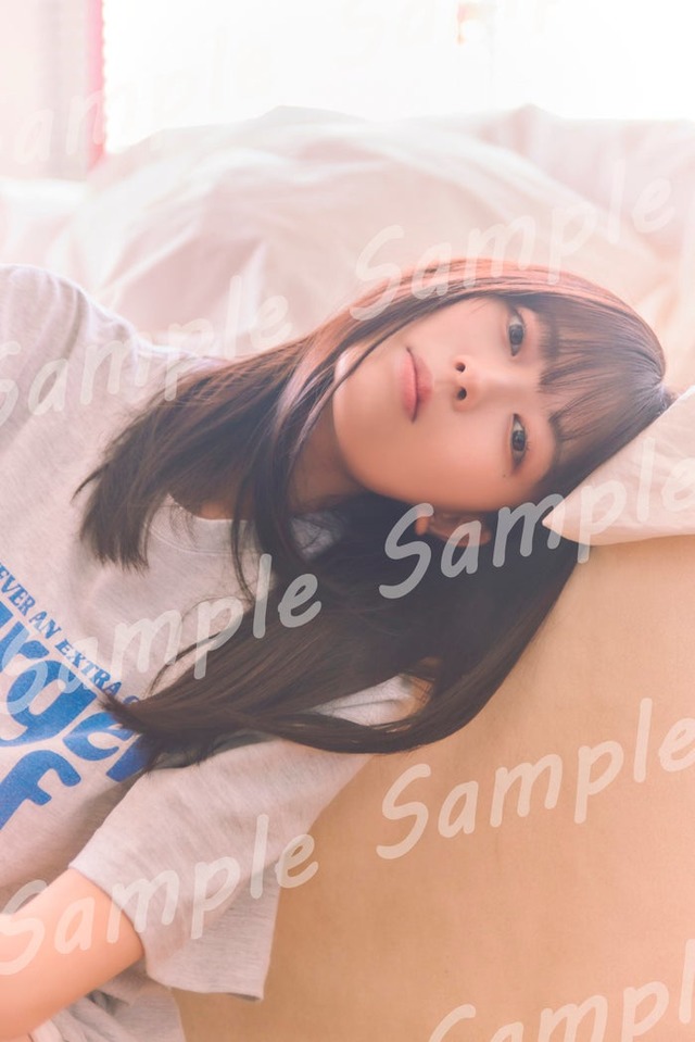 岩本蓮加1st写真集「いたずらな風」封入特典ポストカード／撮影：SAKAI DE JUN