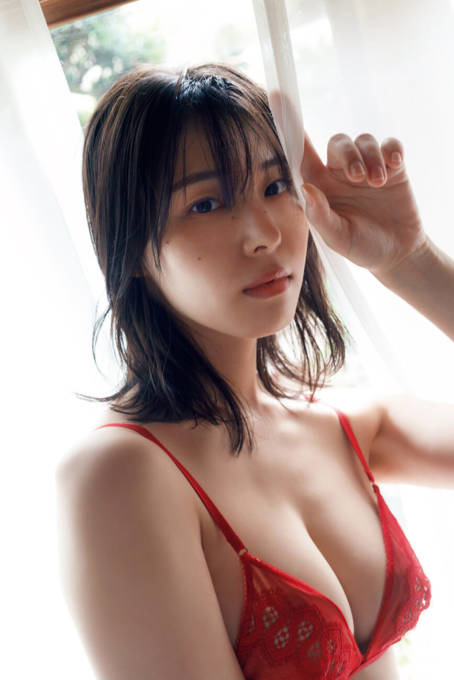 相楽伊織、ほっそり美ボディ＆アンニュイなまなざしにドキッ！“同棲気分”味わえるグラビアで魅せる