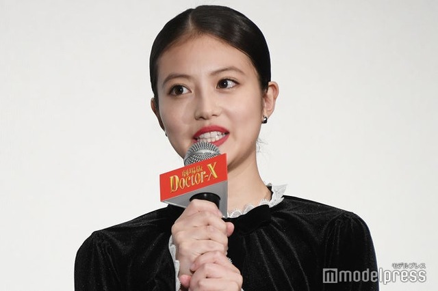 舞台上で涙ぐんだ今田美桜（C）モデルプレス