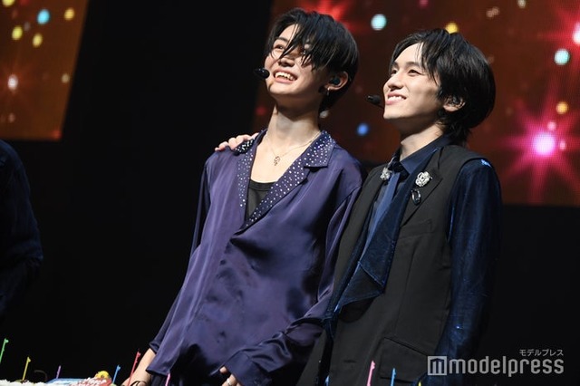 誕生日を祝われた鈴陽向、山下幸輝（C）モデルプレス