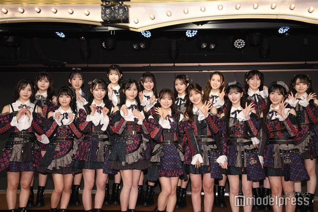 AKB48（前列左から）下尾みう、佐藤綺星、山内瑞葵、小栗有以、倉野尾成美、村山彩希、八木愛月、秋山由奈（後列）鈴木くるみ、山口結愛、千葉恵里、伊藤百花、向井地美音、水島美結、永野芹佳、山崎空（C）モデルプレス