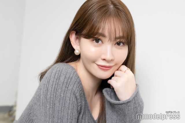 モデルプレスのインタビューに応じた小嶋陽菜（C）モデルプレス