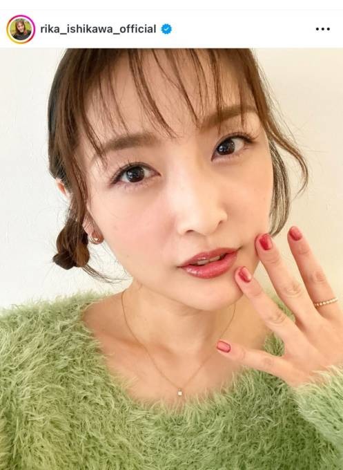 石川梨華、美肌際立つピンクメイクSHOTに反響「最強かわいすぎる」「いつまでも衰えない美貌」