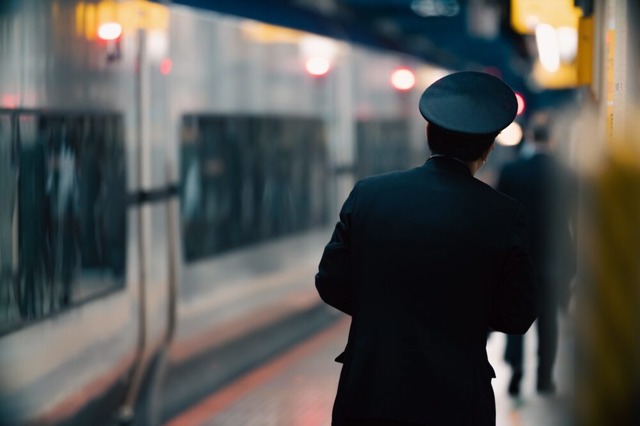 駅で…1時間に1本の電車に乗り遅れる乗客。あきらめかけた次の瞬間⇒駅員の”予想外の対応”に「また来ます！」