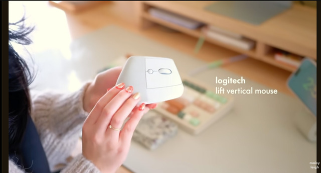 自然な手の傾きに沿ったデザインのLogitech Lift Vertical Mouse