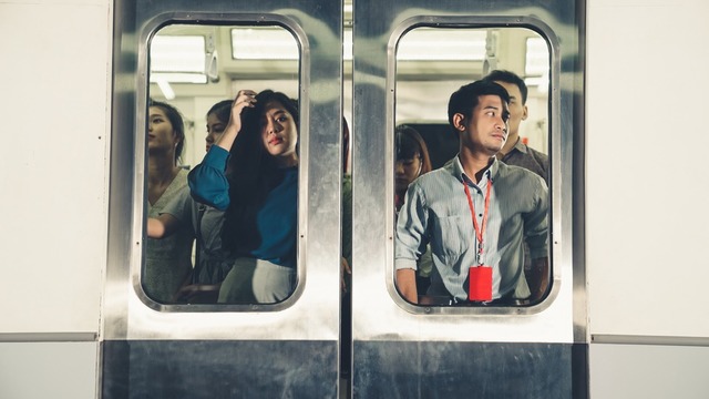 満員電車の人混みにストレス。すると、着いた瞬間…→駅員のアナウンスに「尊敬」「一日が幸せな気持ちに」