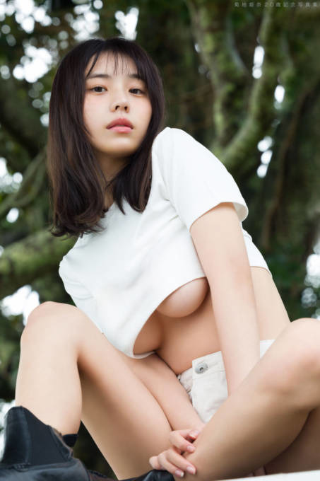 “令和の完売クイーン”菊地姫奈、たわわな美バストをチラ見せ！自慢のボディ＆20歳らしい色気で魅せる